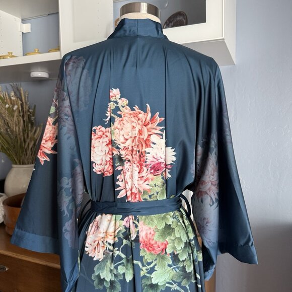 Kim + Ono Coral Chrysanthemum Long Kimono Robe Blue Floral One size - Picture 6 of 8